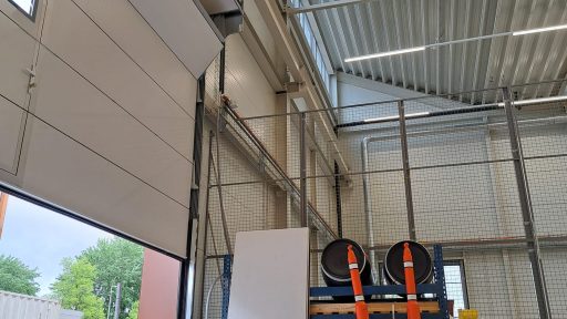 Porte sectionnelle à faible encombrement chez Alliander Westpoort - Rolflex Porte sectionnelle à faible encombrement chez Alliander Westpoort - Rolflex