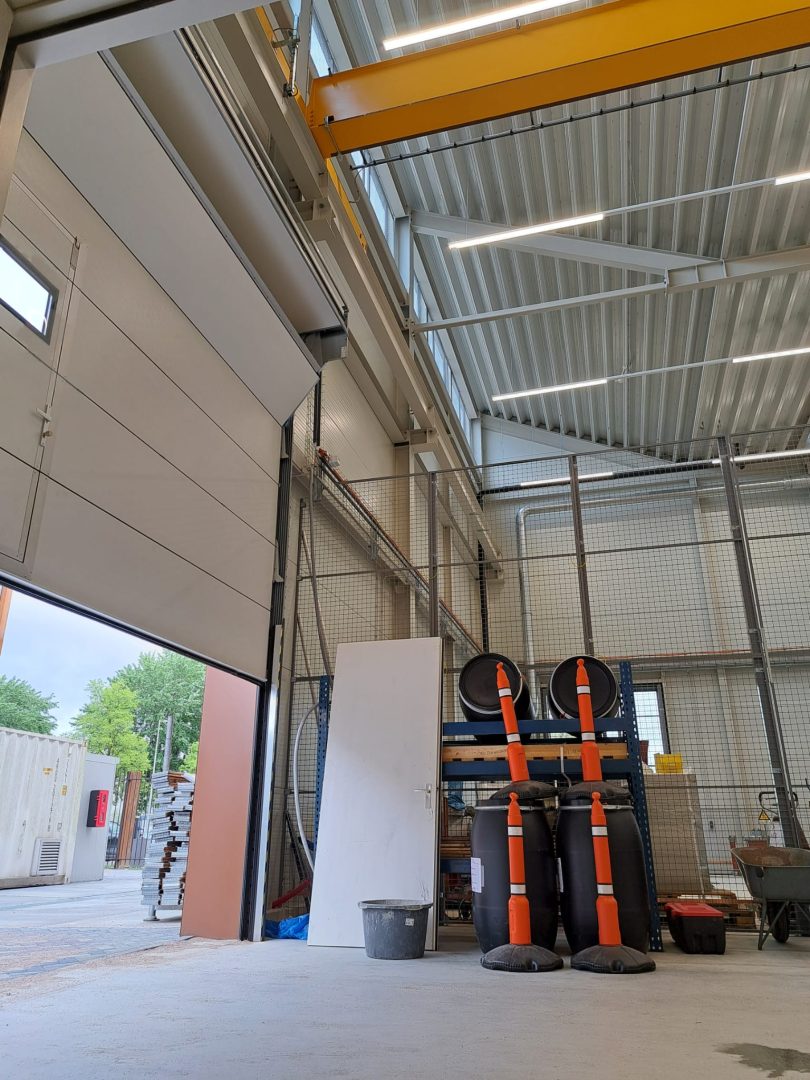 Porte sectionnelle à faible encombrement chez Alliander Westpoort - Rolflex Porte sectionnelle à faible encombrement chez Alliander Westpoort - Rolflex