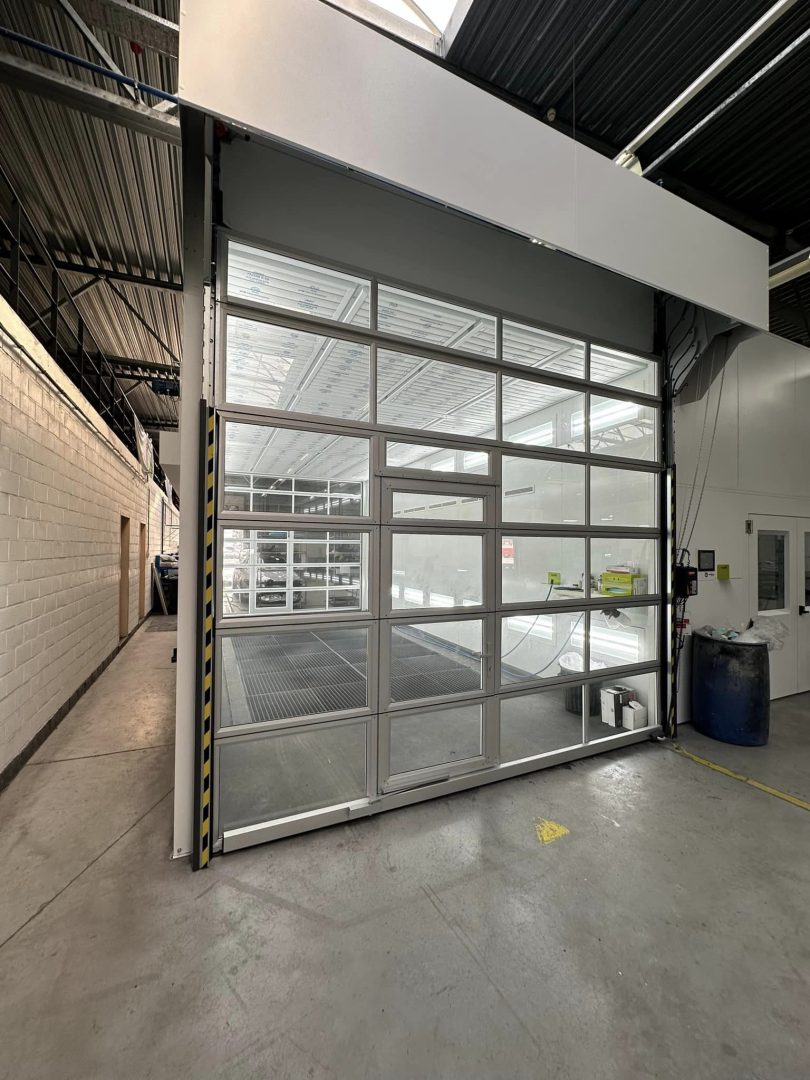 Porte de la cabine de peinture fermée