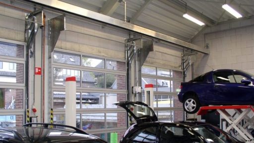 Portes Compact dans un atelier automobile