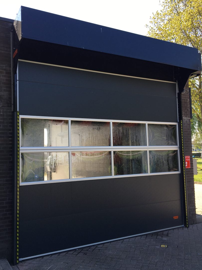 Una porta d'accesso con installazione esterna una porta d'accesso con installazione esterna