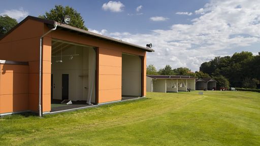 Driving range van golfbaan Heilbronn met Compact vouwdeuren