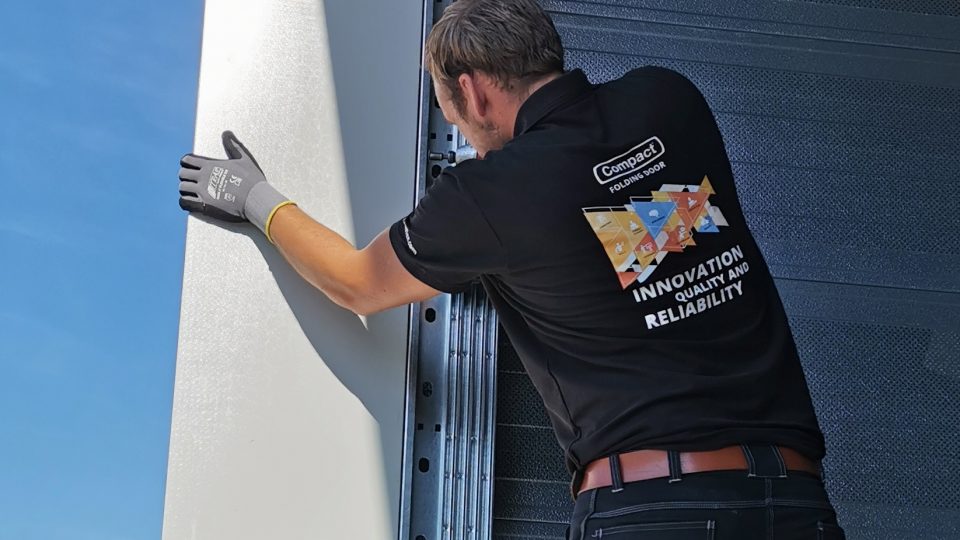 Rolflex-monteur plaatst een Compact deur Rolflex-monteur plaatst een Compact deur