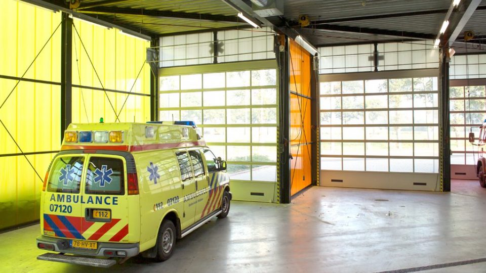 Compact deuren met ventilatieroosters voor de ambulance