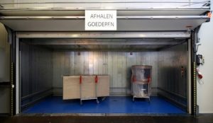 Compact deur als liftdeur voor goederenliften.