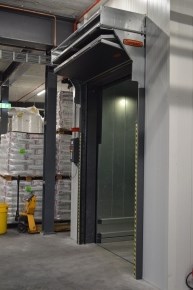 Lift van Flexitec met een Compact deur als liftdeur.
