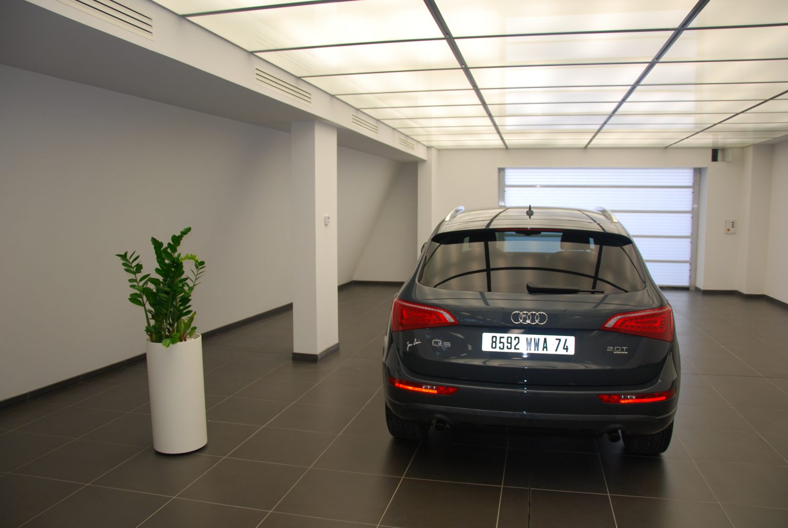 Compact door in showroom Nessun binario in vista - portone garage