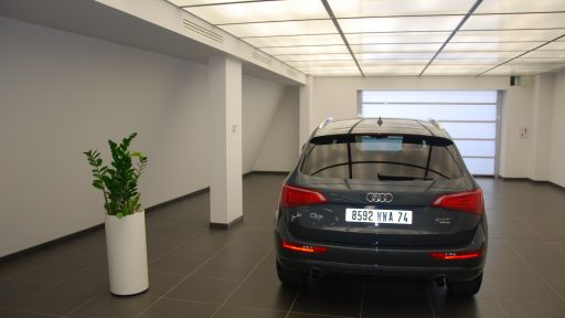 Compact door in showroom Nessun binario in vista - portone garage