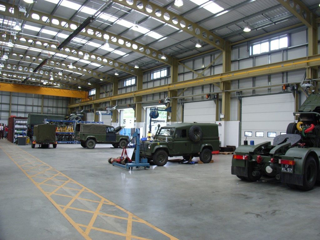 Catterick Garrison con portoni Compact e tracce di gru