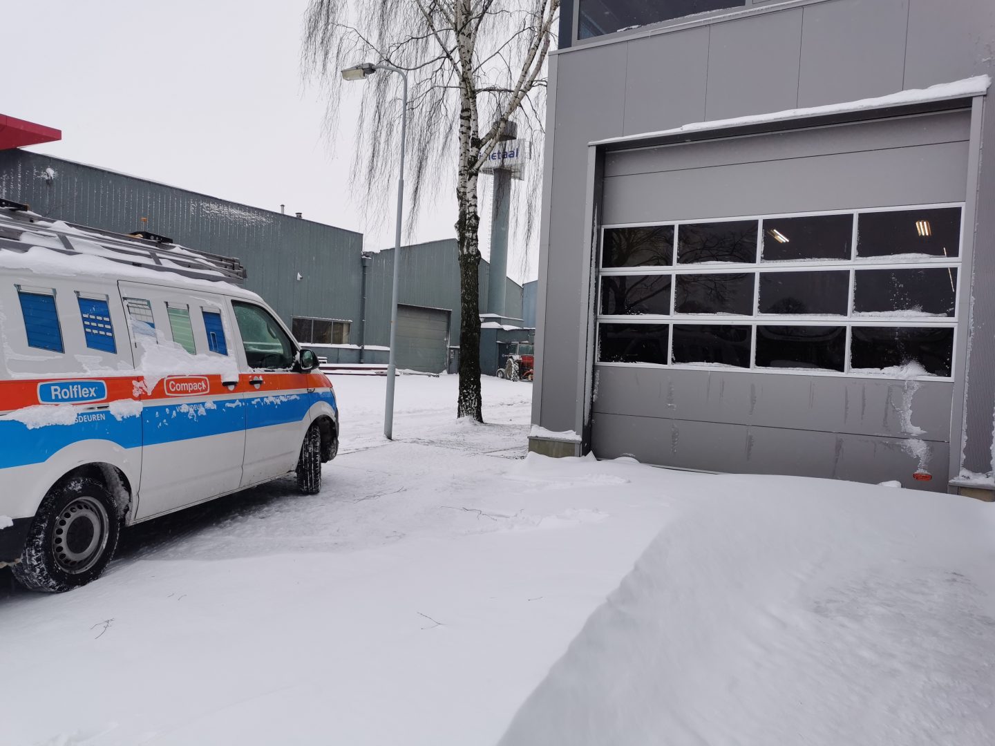 Porta Compact in mezzo alla neve con davanti un bus Rolflex