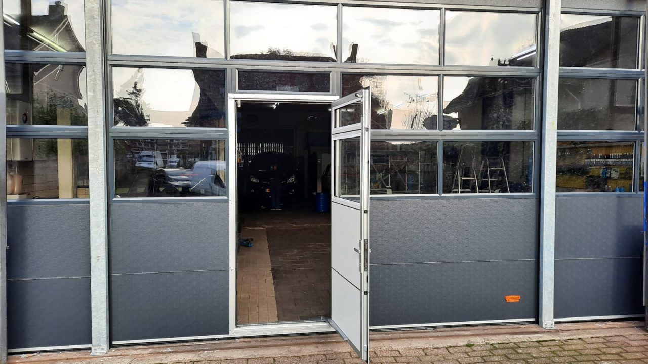 Portone Compact grigia con porta pedonale Porte avvolgibili industriali