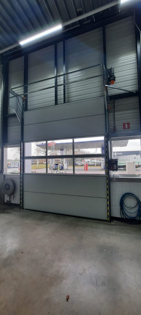 Nuove porte Compact con fenestratura per l'officina De Wilde - Rolflex