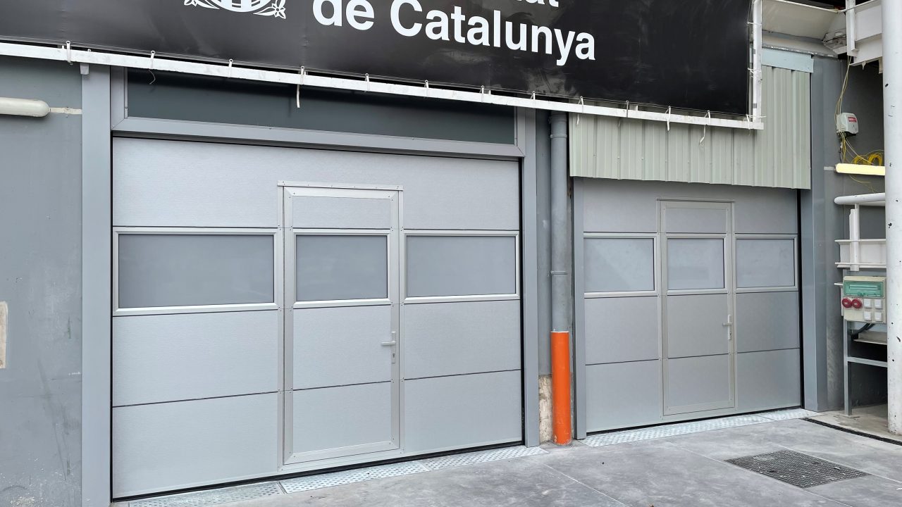 Porta sezionale per il circuito di Barcellona con porta a battente