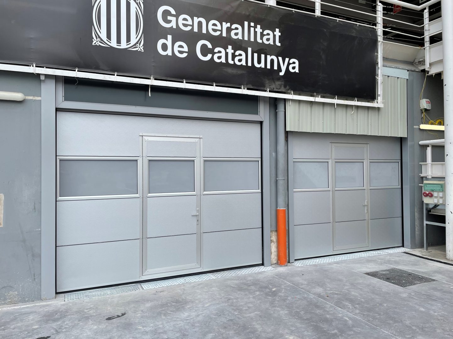 Porta sezionale per il circuito di Barcellona con porta a battente