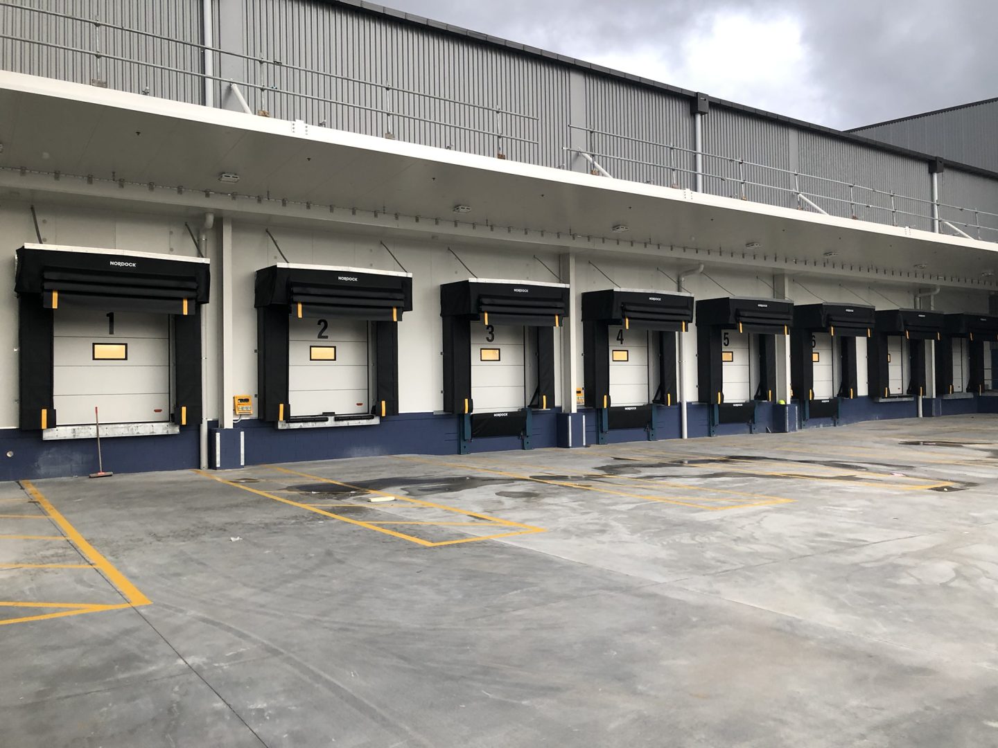 Banchine di carico in Nuova Zelanda con portone industriali Compact