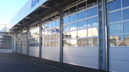 Auto-företag väljer utomhusinstallation av Compact-dörren