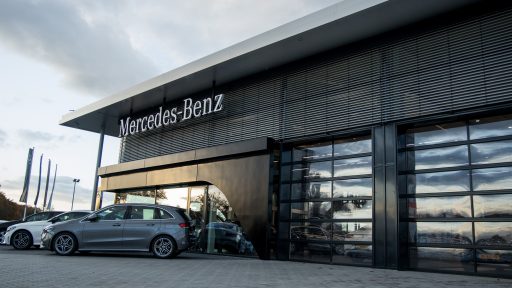 Mercedes-dealer heeft gekozen voor Compact deuren De bedrijfsdeur in autobedrijf