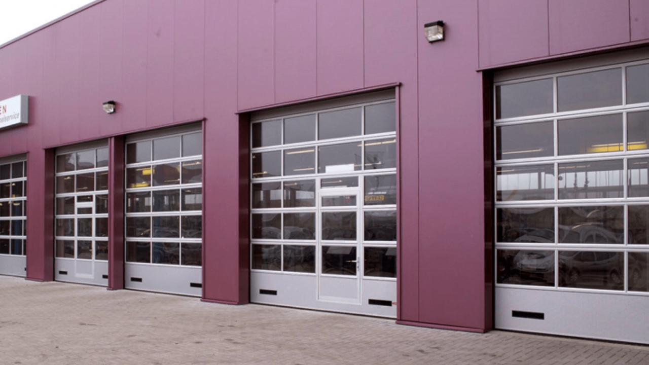 Sectionaaldeur met loopdeur met beglazing