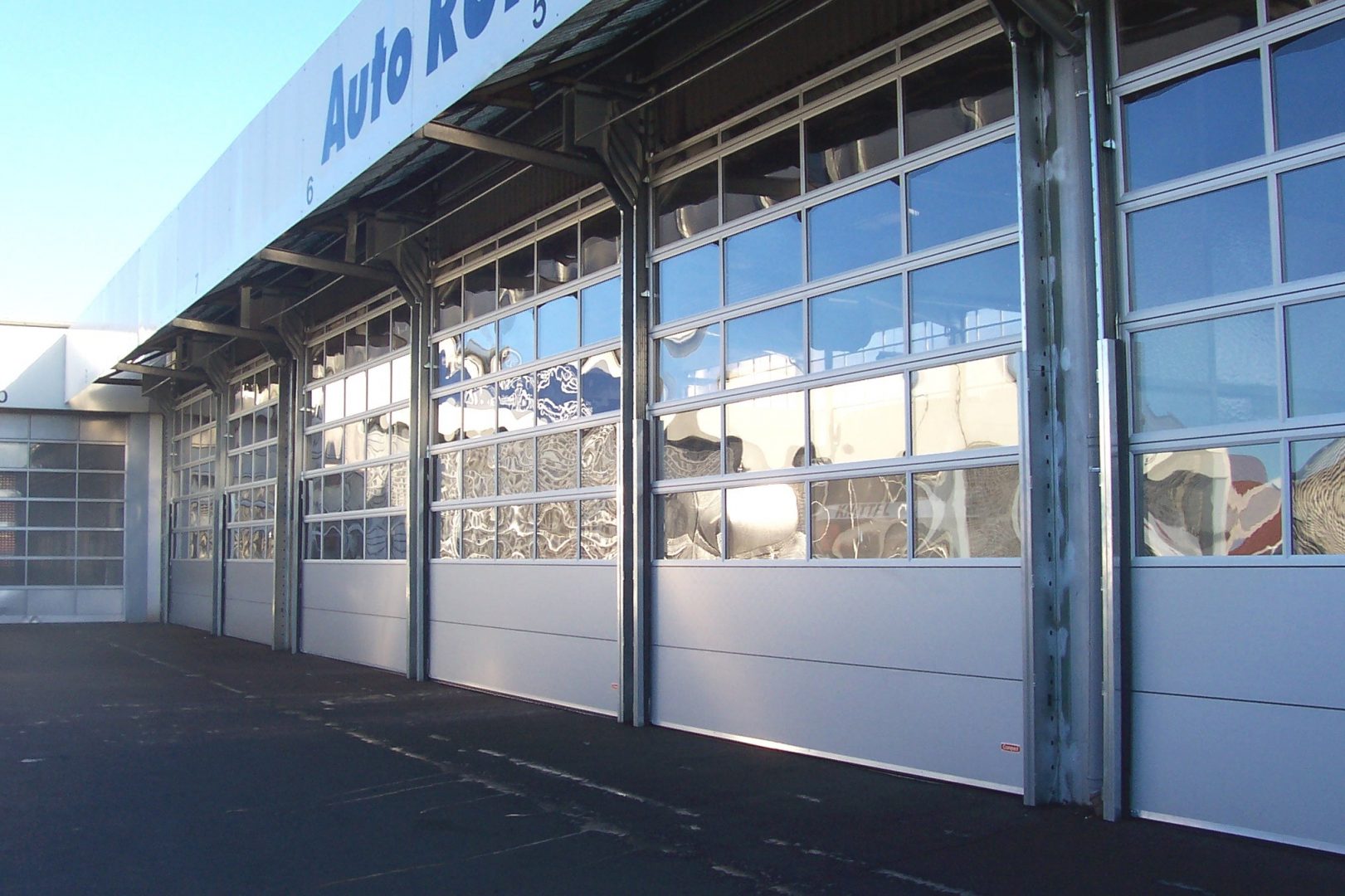 Aan de buitenkant gemonteerde Compact nedrijfsdeuren autobranche.