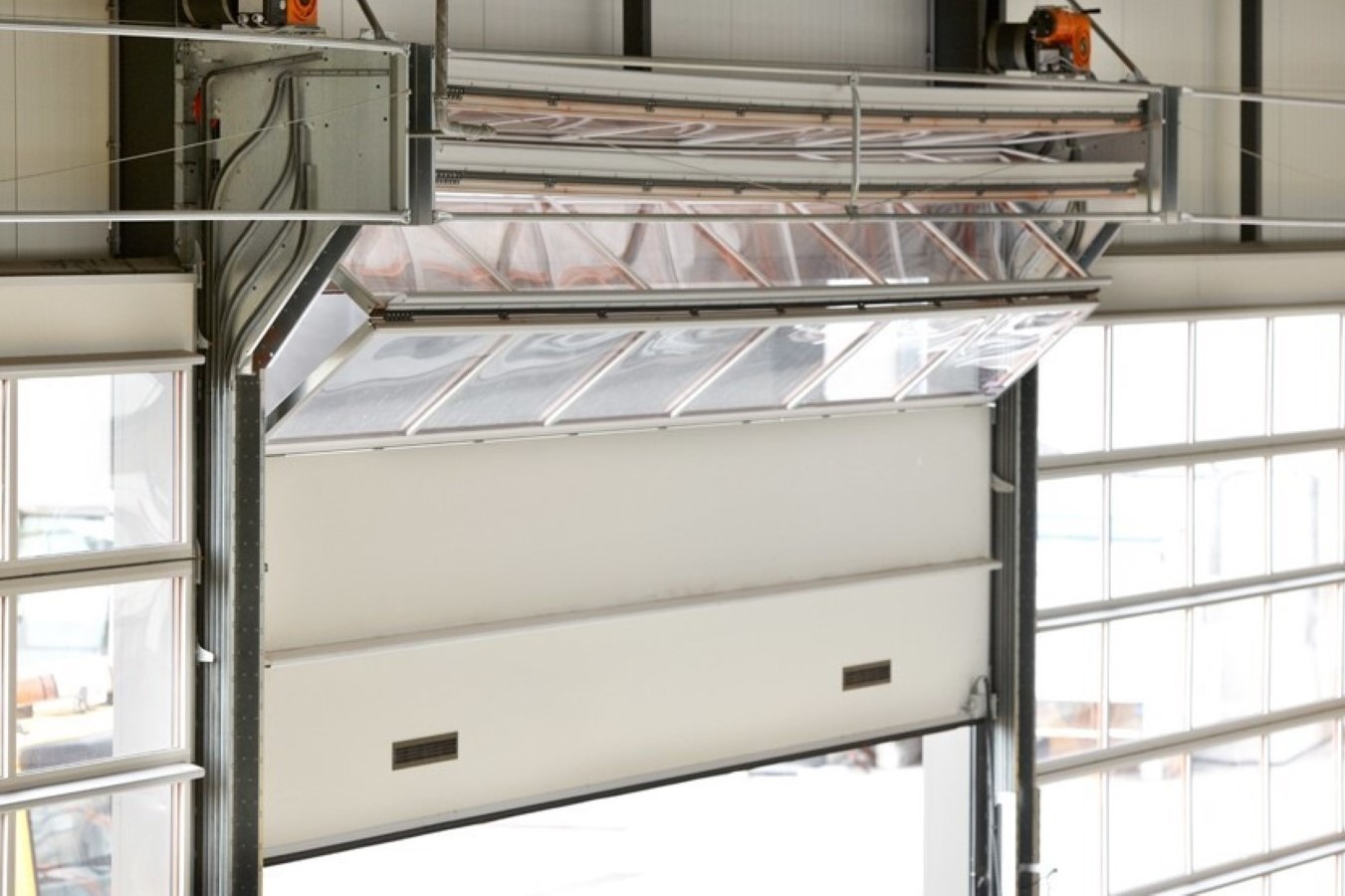 Compact vouwdeur vouwt zich op boven de deuropening - overheaddeur Rolflex