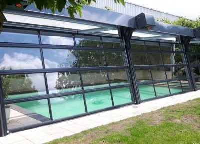 Compacte poort omsluit het zwembad