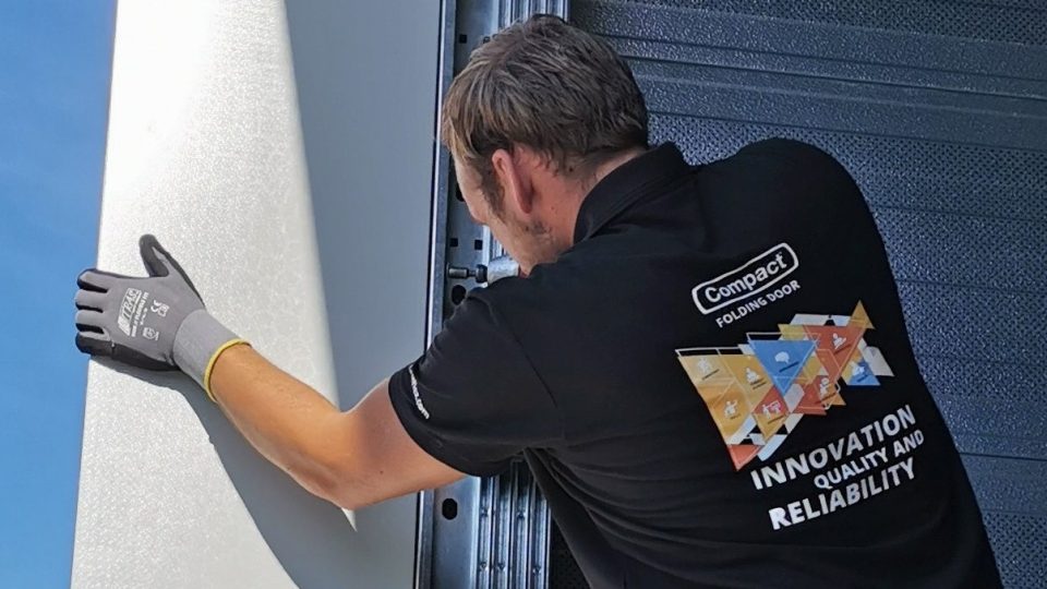 Rolflex-monteur plaatst een Compact deur