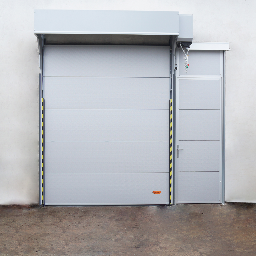 Nieuwe geïsoleerd Compact deur met beschermkap.