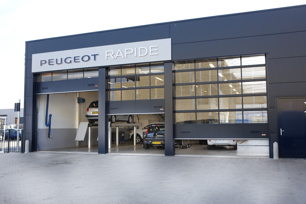 Blauw Peugeot-gebouw met Compact deuren