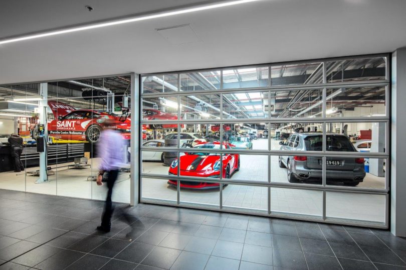 De Porsche-dealer in Melbourne heeft Compact deuren in zijn showroom De Porsche-dealer in Melbourne heeft Compact deuren in zijn showroom