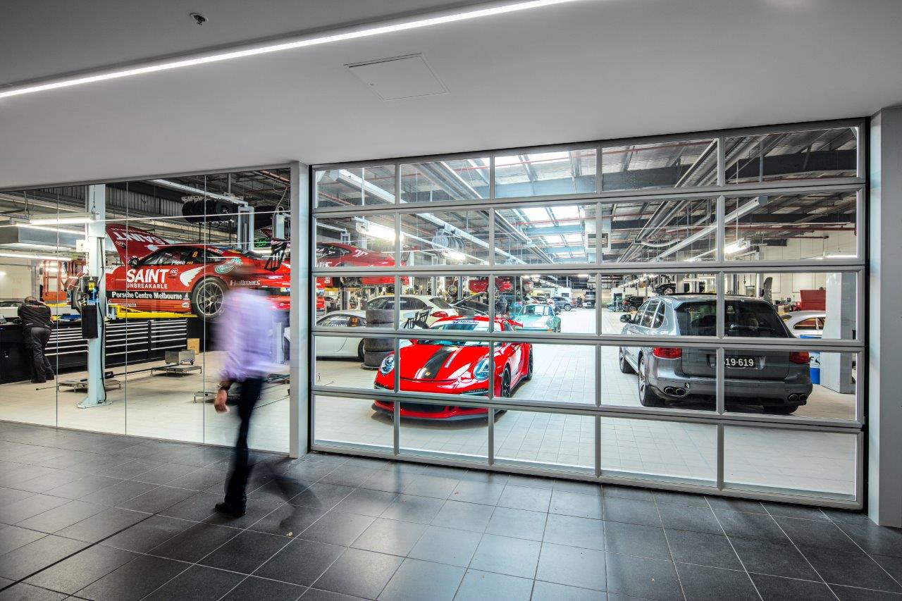 De Porsche-dealer in Melbourne heeft Compact deuren in zijn showroom