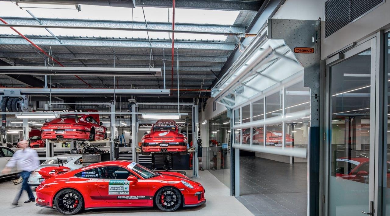 Luxe autodealer Melbourne met Compact garagedeuren Rolflex