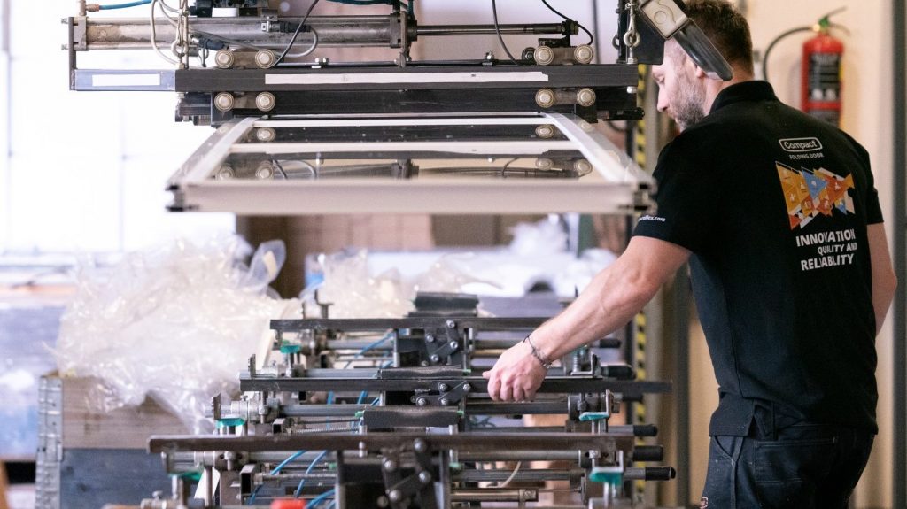 Productie glaspaneel Compact vouwdeur bij Rolflex