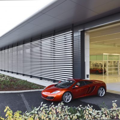 McLaren Technology centre kiest voor Compact garagedeur - vouwdeur Rolflex