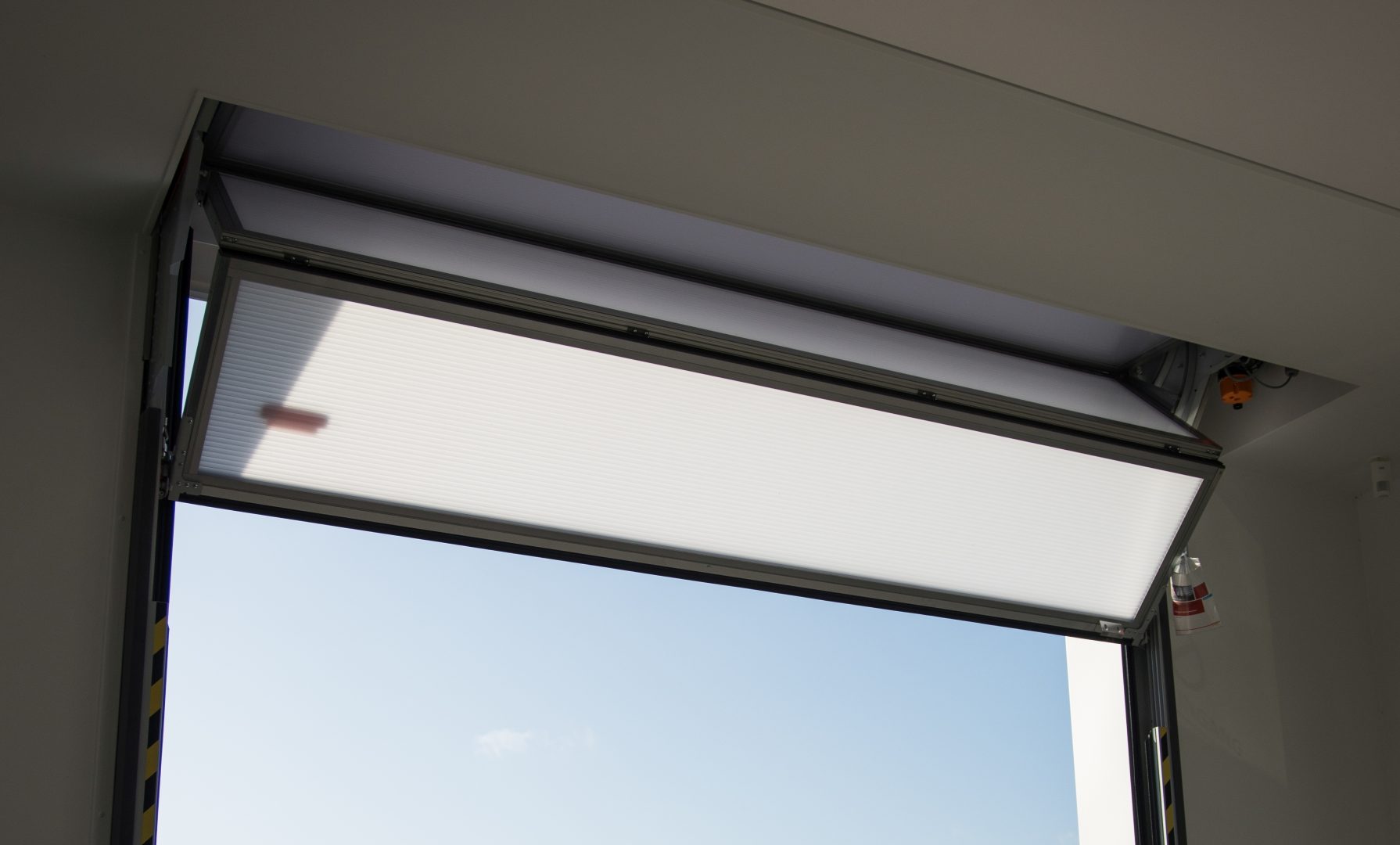 Compact vouwdeur in plafond weggewerkt - Rolflex