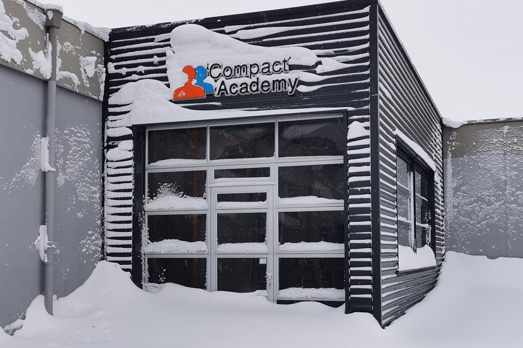 Compact deur in sneeuw - roldeur met loopdeur - Rolflex