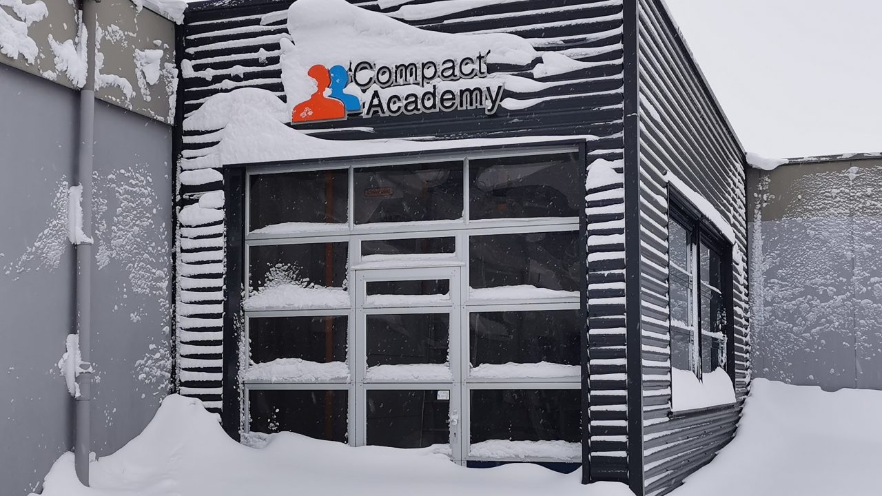 Compact deur in sneeuw - roldeur met loopdeur - Rolflex