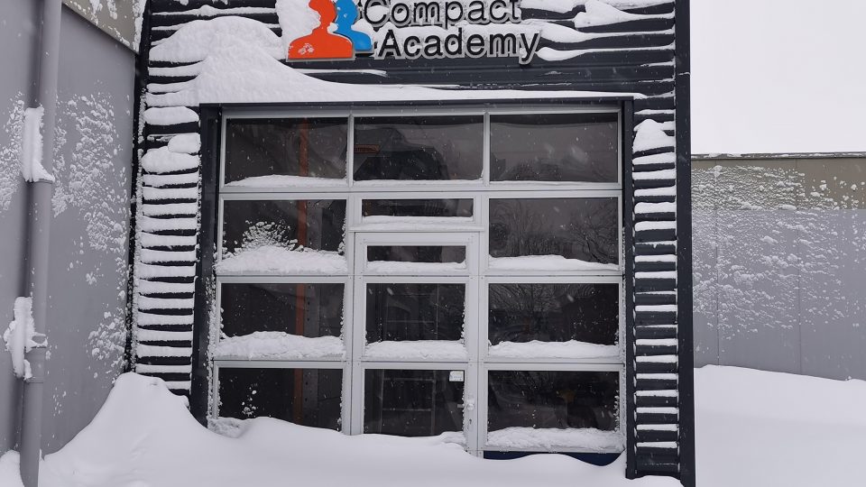 Met sneeuw bedekte Compact deur