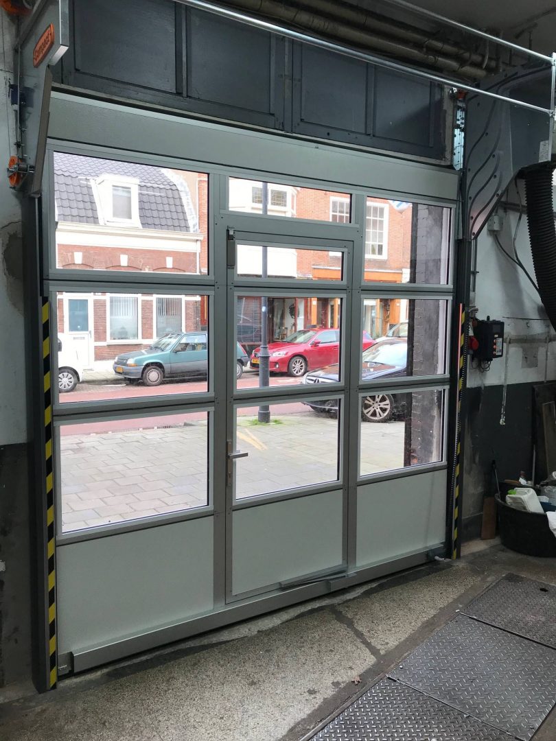 Binnenruimte met compact vouwdeur - garagedeur met raam
