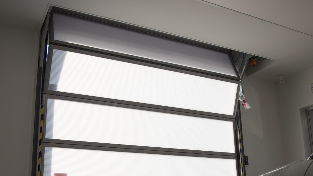 Vouwdeur - garagedeur met semitransparant glas