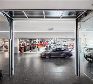 Overheaddeur geïntegreerd in plafond voor autoshowroom - Rolflex