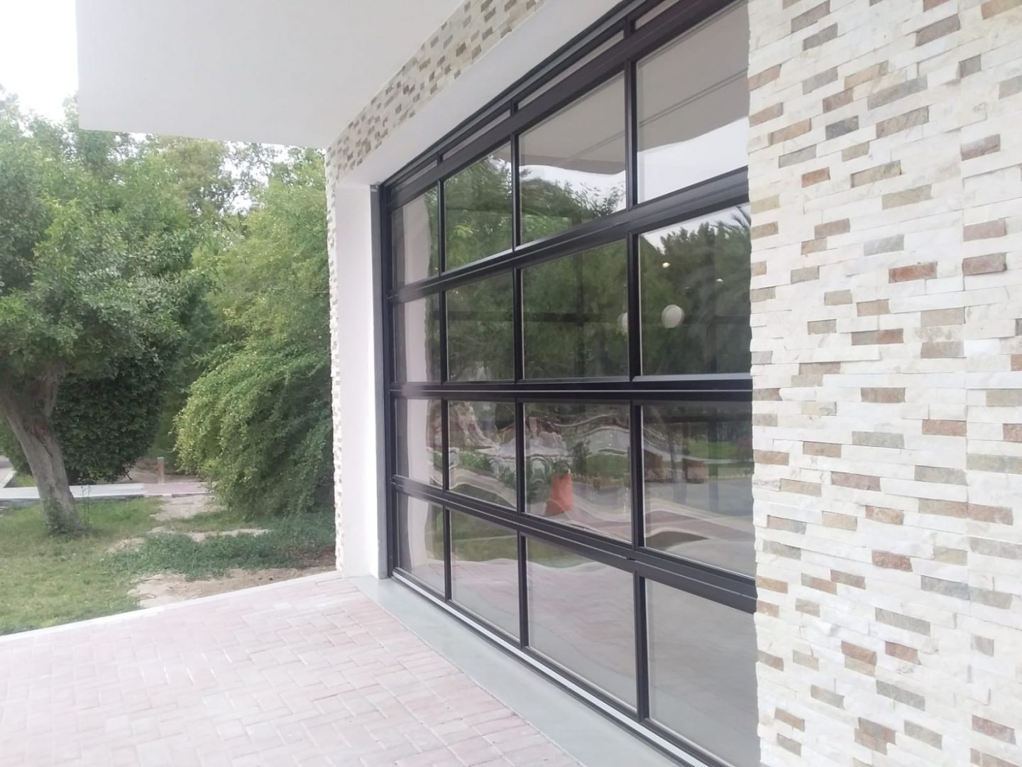 het strakke design van de Compact sectionaaldeur met glas in Bahrein
