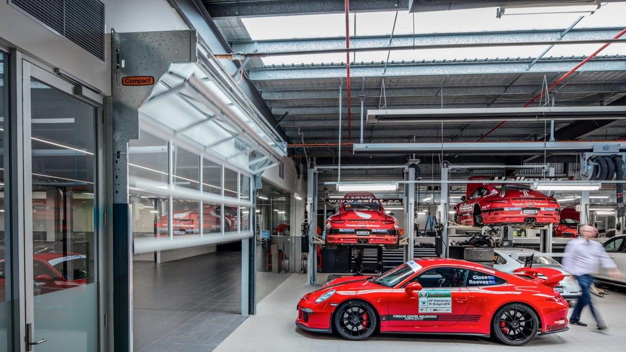 Porsche centrum met Compact vouwdeuren