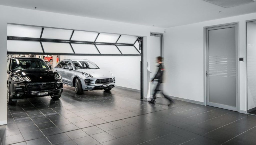 Compact deuren bij autodealer