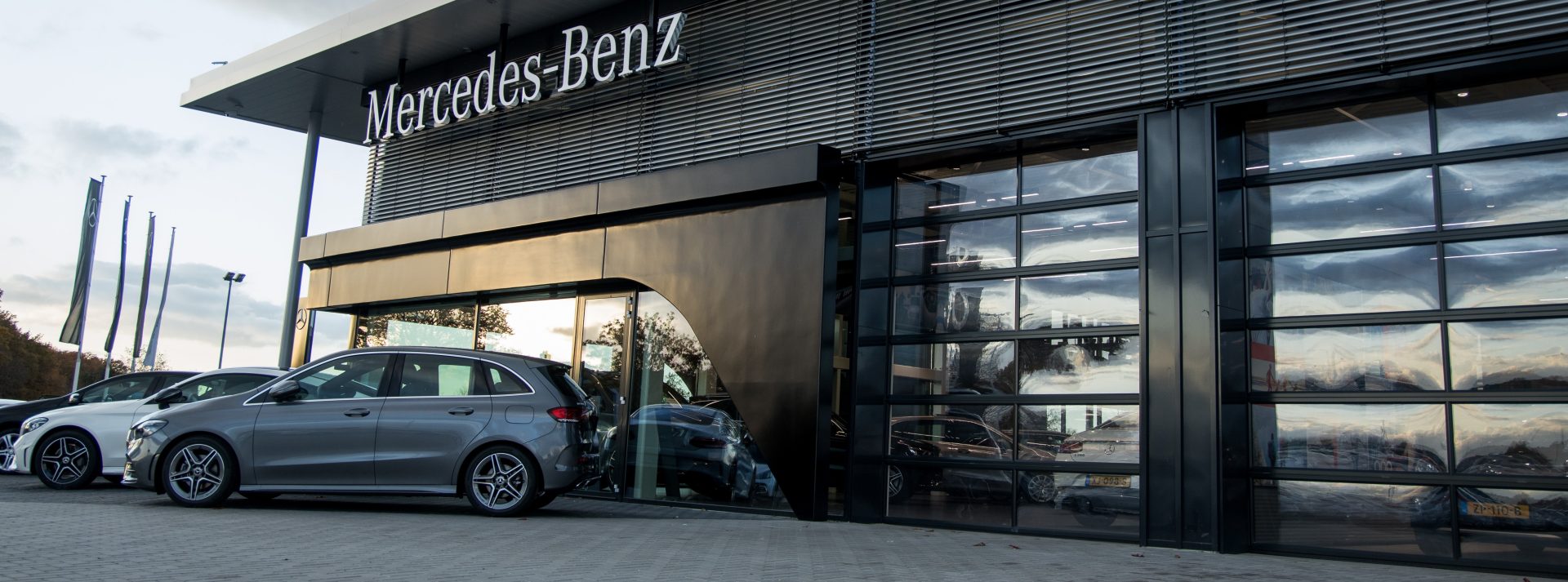 Full vision panelen als ontwerpopties voor sectionaaldeuren