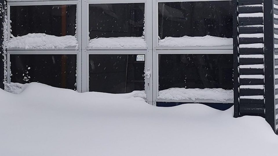 Compact deur in sneeuw - ook mooi in de winter