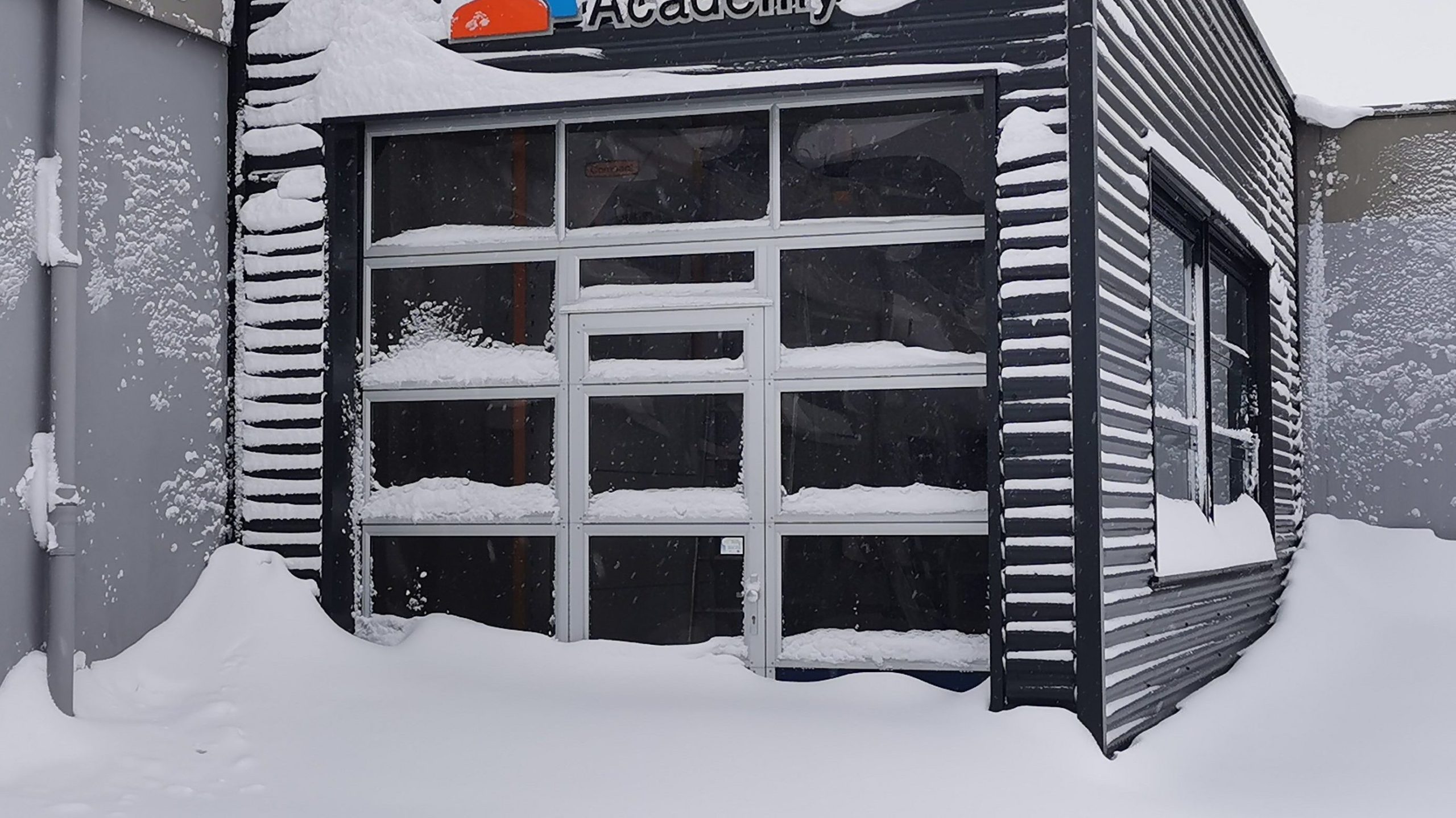 Compact deur in sneeuw - ook mooi in de winter