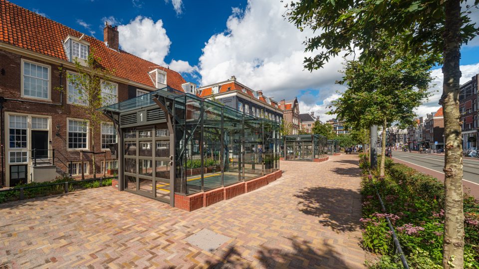 Vouwdeuren in de lifthuisjes van de Vijzelgracht parkeergarage