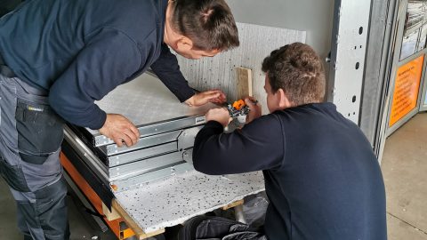 Hardwerkende monteurs tijdens technische training