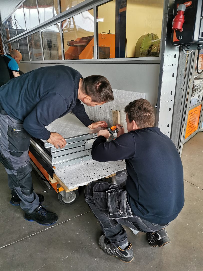 Hardwerkende monteurs tijdens technische training