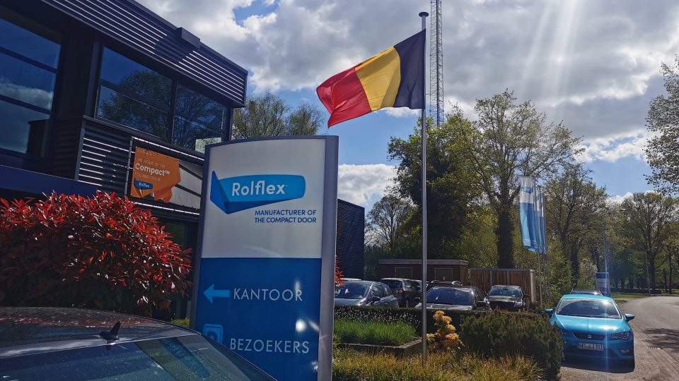 Belgische vlag gehesen bij Rolflex voor bezoekers uit België